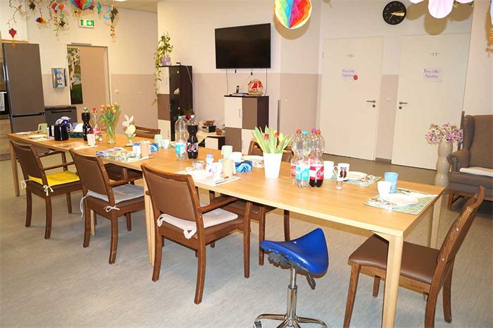 Essbereich mit langer Tafel und Holzstühlen in der WG Am Biesdorf-Center