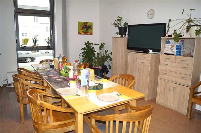 Gedeckte Tafel im Essbereich der WG Intensiver im Leben
