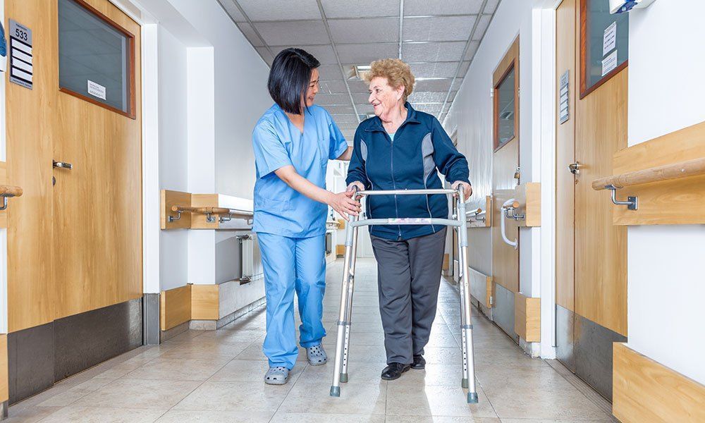 Pflegerin mit der Patientin